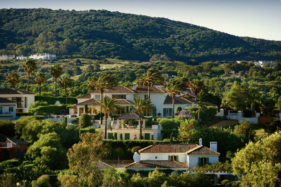 Ansichten einer Villa mit grünen Landschaften